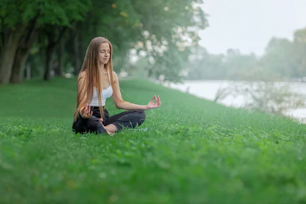 Портрет Молодой Женщины Практикующей Йогу Парке Траве Позе Лотоса Расслабляющей — стоковое фото