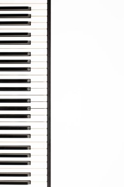 siyah ve beyaz piyano veya sentezleyici tuşları beyaz zemin, dikey çekim, müzik konsepti, yaratıcılık, bir müzik aleti çalmayı öğrenme