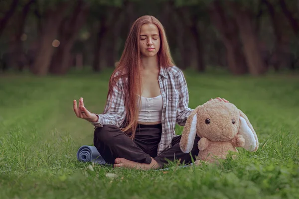 Портрет Молодой Женщины Практикующей Йогу Парке Траве Позе Лотоса Релаксации — стоковое фото