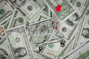 Dolar banknotlarının arka planında süpermarketten gelen tramvay, finans, para, vergi ve banka mevduatları konsepti, borsada yatırım