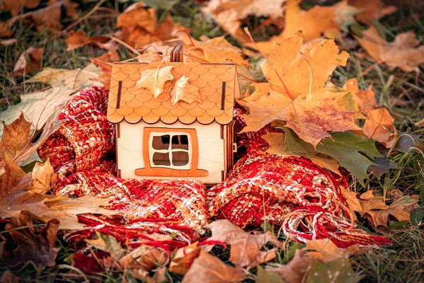 Modell Eines Holzhauses Fallendem Laub Herbst Das Konzept Eines Warmen — Stockfoto