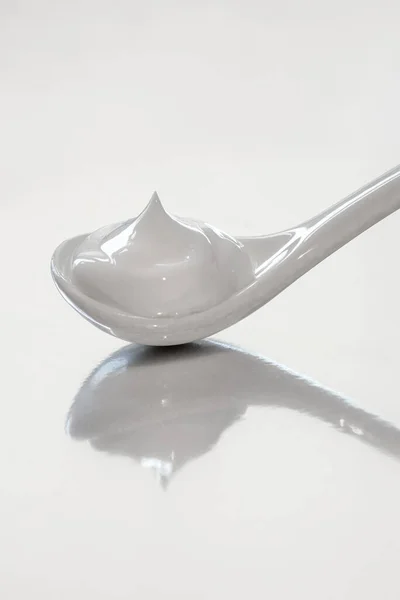Beyaz Krema Sos Beyaz Seramik Kaşıkta Kozmetik Doğal Malzemeler — Stok fotoğraf