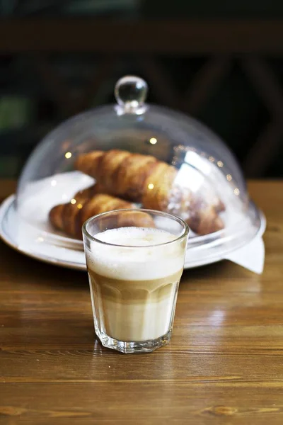 Caffelatte Vetro Con Croissant Sul Tavolo Legno — Foto Stock