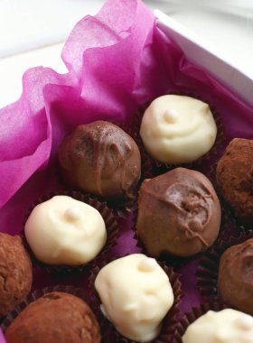 Çikolata ve beyaz çikolata el şeker kutusu yapımı