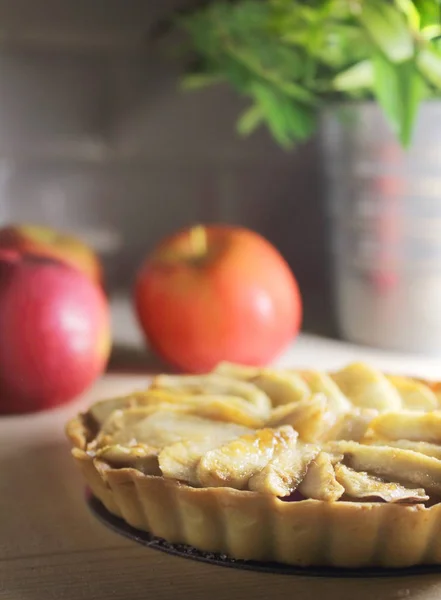 Apfelkuchen Auf Dem Holztisch Mit Äpfeln — Stockfoto