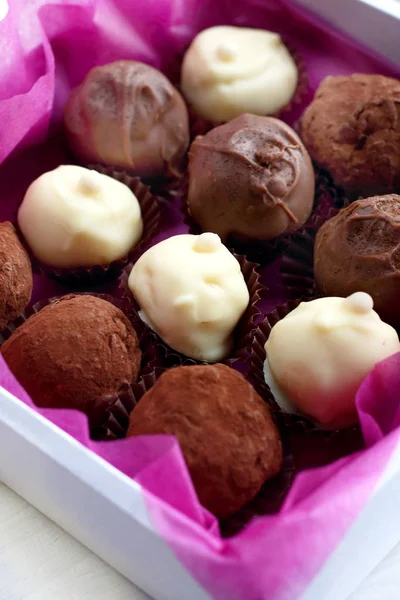 チョコレートとホワイト チョコレートのハンドメイドお菓子でボックス — ストック写真