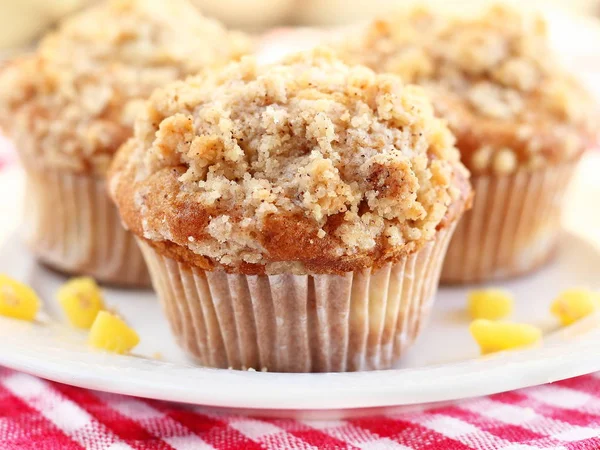 Peach Muffins Streusel White Plate — Stock Photo, Image