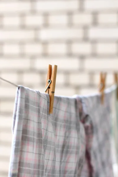 衣服在绳子上干燥在洗衣店以后 贫穷的标志 — 图库照片