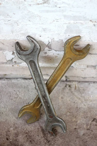 Steel Golden Old Retro Wrench Brick Wall — Stock Photo, Image