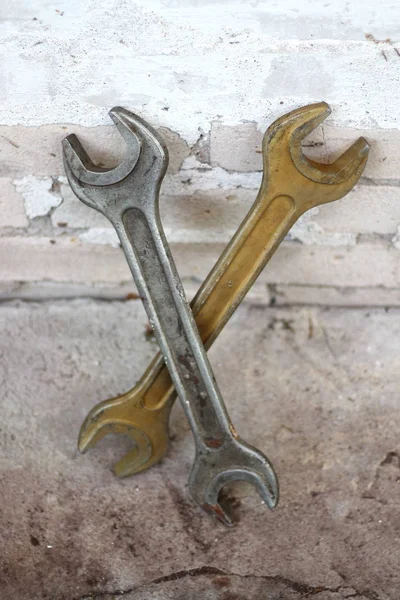 Steel Golden Old Retro Wrench Brick Wall — Stock Photo, Image