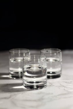 Kristal cam kadeh votka karanlık bir arka plan üzerinde rahatlatıcı