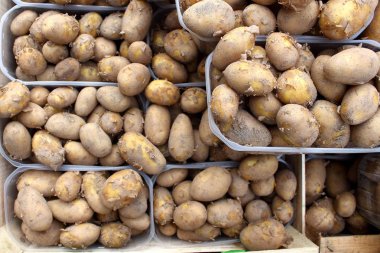 Çiğ patates derileri içinde belgili tanımlık çarşı içinde bir sürü