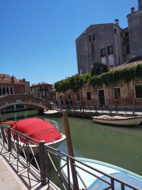 Nehir kanalı ile tatil gün güneşli yaz Venedik gezi tekneleri
