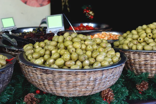 Many Grenn Olives Red Peppers Baskets Counter Farmers Market Afternoon — Stock Photo, Image