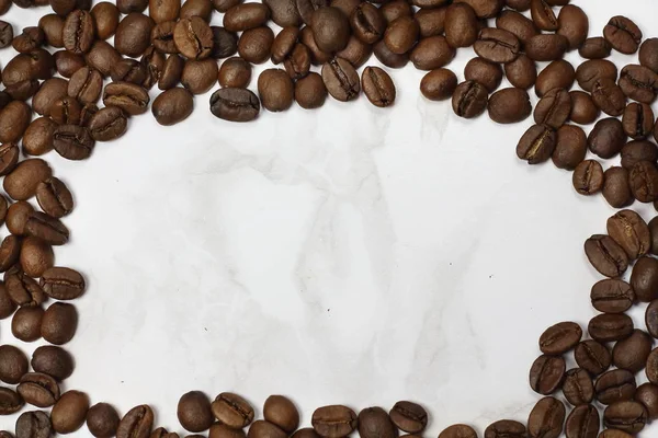 Rahmen Aus Dunkel Gerösteten Kaffeebohnen Mit Marmorstruktur Kopierfläche Für Text — Stockfoto