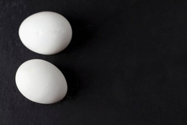 İki metin için bir siyah arka plan üstten görünüm kopya alanı ile günü kahvaltıda beyaz yumurta pişirdi