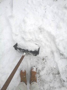 Kahverengi botları erkekte kar kış soğuk öğleden sonra üst bölümünde kürekler