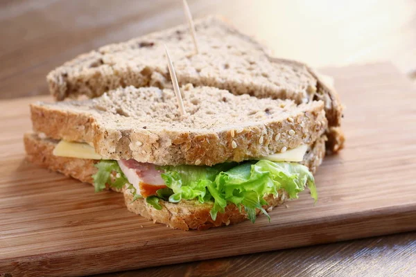 Delicioso Sándwich Con Lechuga Ensalada Verde Natural Queso Jamón Pan — Foto de Stock