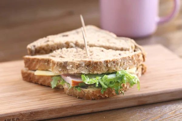 샐러드 치즈와 찻잔으로 식사를 간식으로 보드에 빵으로 샌드위치 — 스톡 사진