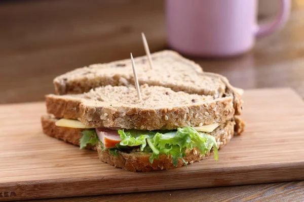 샐러드 치즈와 찻잔으로 식사를 간식으로 보드에 빵으로 샌드위치 — 스톡 사진
