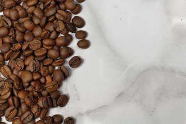 Mermer doku kopya alanı için metin ile karede kahve çekirdekleri