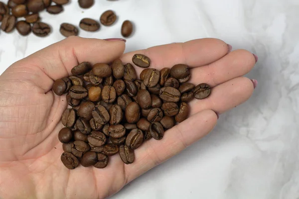 Kaffeebohnen Weiblicher Hand Auf Einer Marmoroberflächenansicht Mit Kopierraum Für Text — Stockfoto