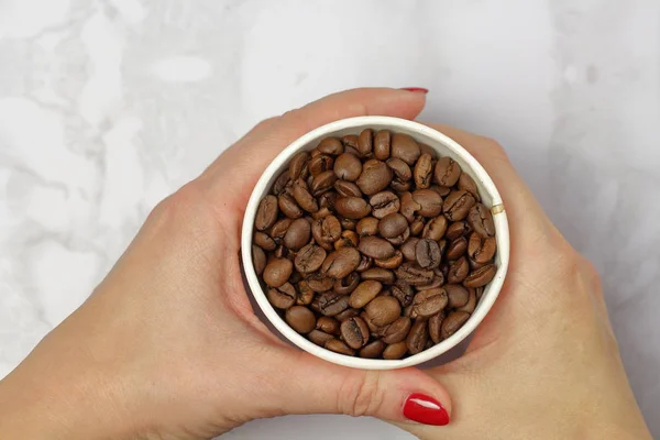 Kaffeebohnen Einem Pappbecher Weiblicher Hand Auf Einer Marmoroberflächenansicht Mit Kopierplatz — Stockfoto