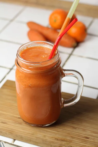 Batido Zanahoria Vegetariana Refrescante Saludable Naranja Vaso Transparente Con Túbulos — Foto de Stock