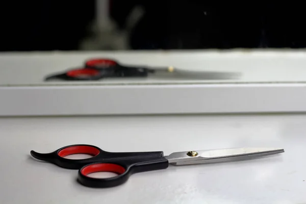 Tesouras Instrumentos Cabelo Cabeleireiro Uma Prateleira Branca Refletem Espelho — Fotografia de Stock