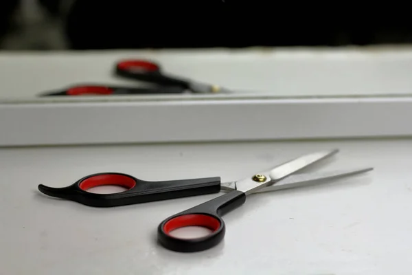 Tesouras Instrumentos Cabelo Cabeleireiro Uma Prateleira Branca Refletem Espelho — Fotografia de Stock