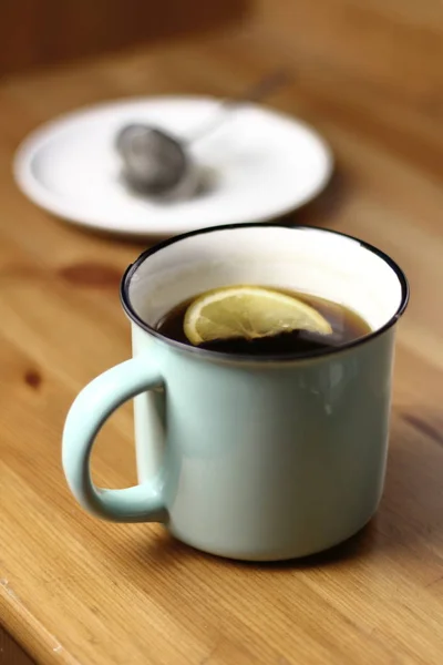 Горячий Чай Лимоном Светло Голубой Кружке Заварным Фильтром Чая Столе — стоковое фото