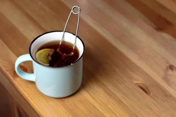 Гарячий Чай Лимоном Світло Блакитній Чашці Звареною Чайною Серветкою Столі — стокове фото