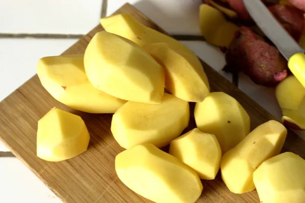 Peeled Raw Potato Vegetarian Ingredient Cooking Meals Wooden Board Next — Stock Photo, Image