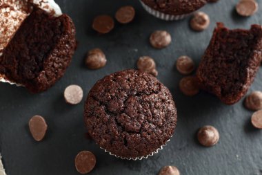 Çikolata ev yapımı kek kek çikolata damla arka planda siyah bir zemin üzerine. Fırın tarzı. Karanlık gıda fotoğraf