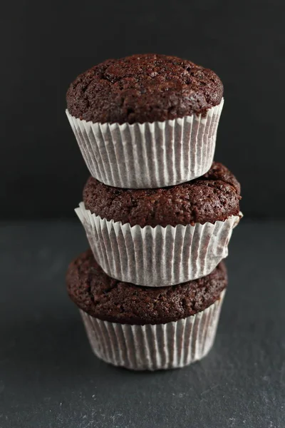 Schokolade Hausgemachte Muffins Auf Schwarzem Hintergrund Mit Schokoladentropfen Hintergrund Bäckereistil — Stockfoto