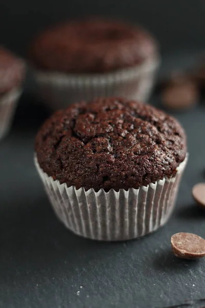 Domácí Čokoládové Košíčky Muffiny Černém Pozadí Čokoládové Kapky Pozadí Pekárna — Stock fotografie