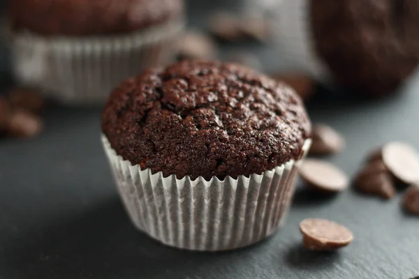 Domácí Čokoládové Košíčky Muffiny Černém Pozadí Čokoládové Kapky Pozadí Pekárna — Stock fotografie