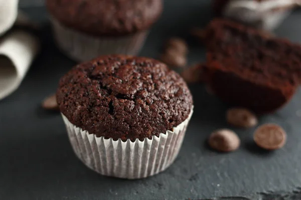 Schokolade Hausgemachte Muffins Auf Schwarzem Hintergrund Mit Schokoladentropfen Hintergrund Bäckereistil — Stockfoto