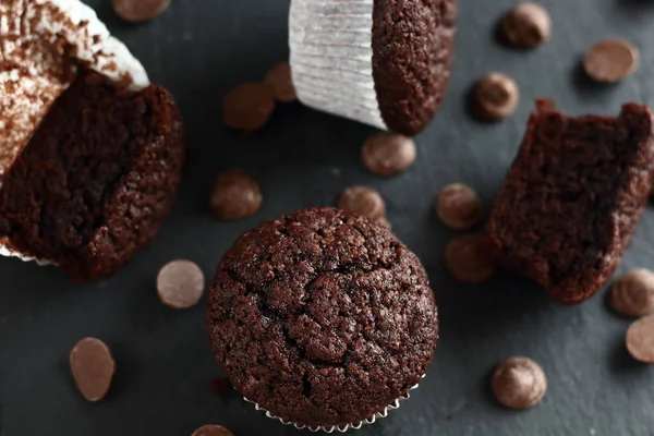 Domácí Čokoládové Košíčky Muffiny Černém Pozadí Čokoládové Kapky Pozadí Pekárna — Stock fotografie