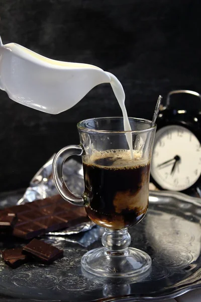 Latte Del Barattolo Latte Viene Versato Caffè Cappuccino Ben Miscelato — Foto Stock