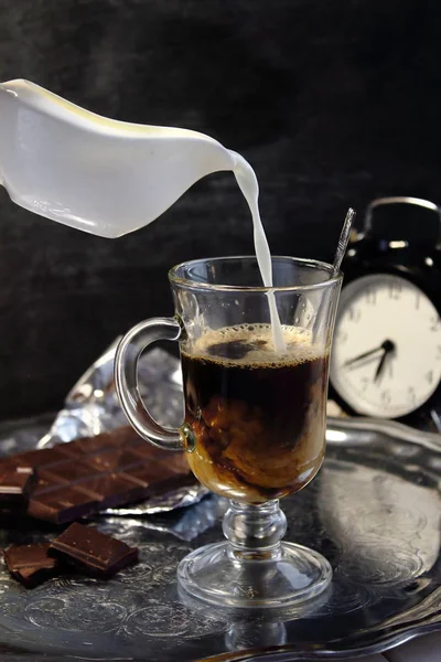 Tej Tej Üveget Beöntik Egy Cappuccino Latte Kávé Szépen Kevert — Stock Fotó