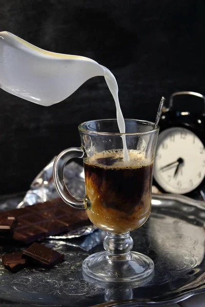 Latte Del Barattolo Latte Viene Versato Caffè Cappuccino Ben Miscelato — Foto Stock
