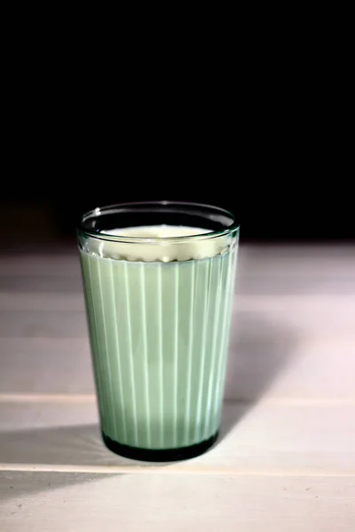 Vaso Leche Una Taza Vidrio Facetado Transparente Sobre Fondo Negronegro —  Fotos de Stock