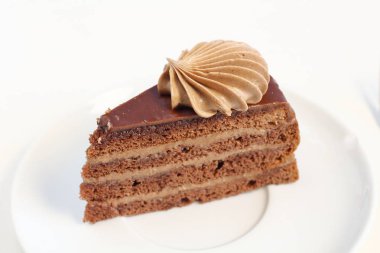 Lezzetli çikolatalı doğum günü katman pasta tatlı çikolata krem dekorasyonu beyaz tabak meny stili ile bir parça