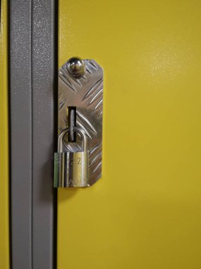 Sarı metal kapılar satır kilit kasa güvenli dolap soyunma odası veya arşiv kutusu ile