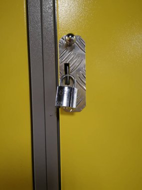 Sarı metal kapılar satır kilit kasa güvenli dolap soyunma odası veya arşiv kutusu ile