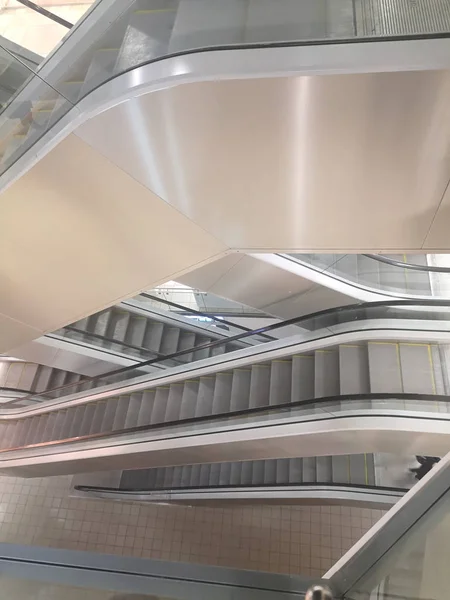 机场购物中心顶观的几个金属自动扶梯 — 图库照片