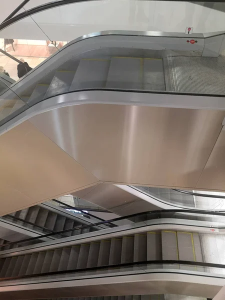 机场购物中心顶观的几个金属自动扶梯 — 图库照片