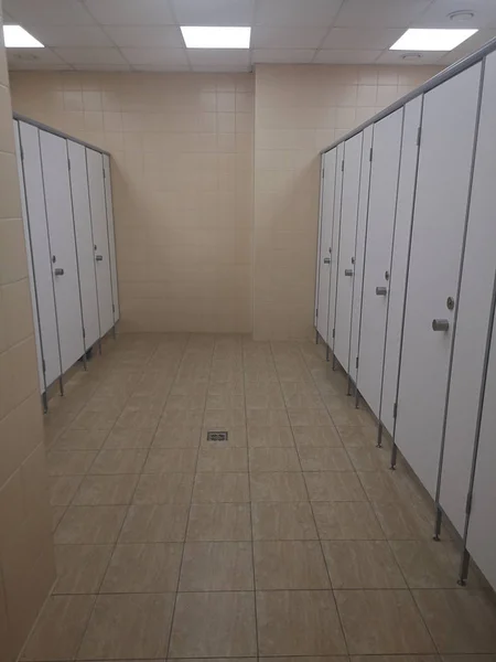 Zimmerflur Mit Weißen Türen Den Kabinen Toilette Einkaufszentrum Öffentliche Toilette — Stockfoto