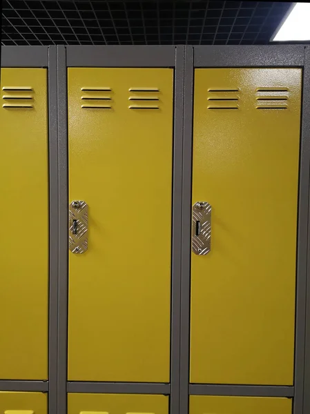 Rij Van Gele Metalen Deuren Van Veilige Locker Van Kluis — Stockfoto